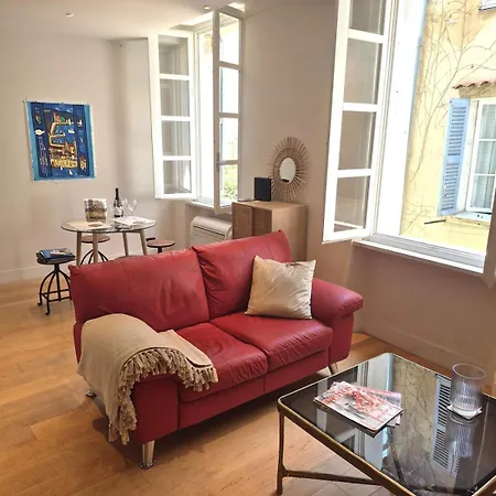 Apartment Elegant Apartment On A Quiet Street In Old Town