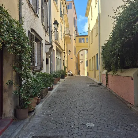 Elegant Apartment On A Quiet Street In Old Town