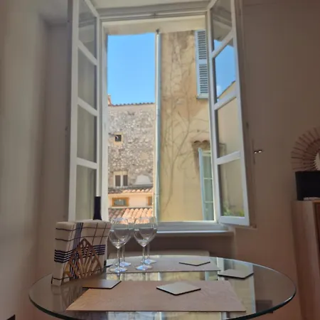 Elegant Apartment On A Quiet Street In Old Town *