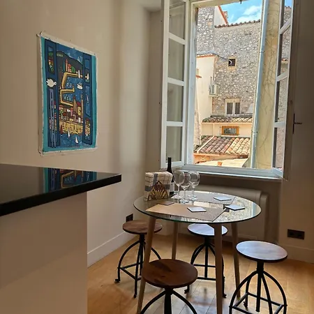 Elegant Apartment On A Quiet Street In Old Town