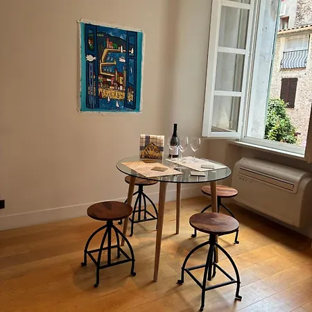 Elegant On A Quiet Street In Old Town Apartamento
