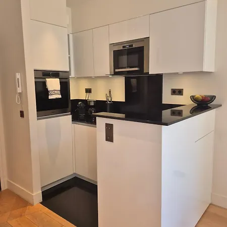 Elegant Apartment On A Quiet Street In Old Town *