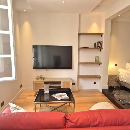 Elegant Apartment On A Quiet Street In Old Town